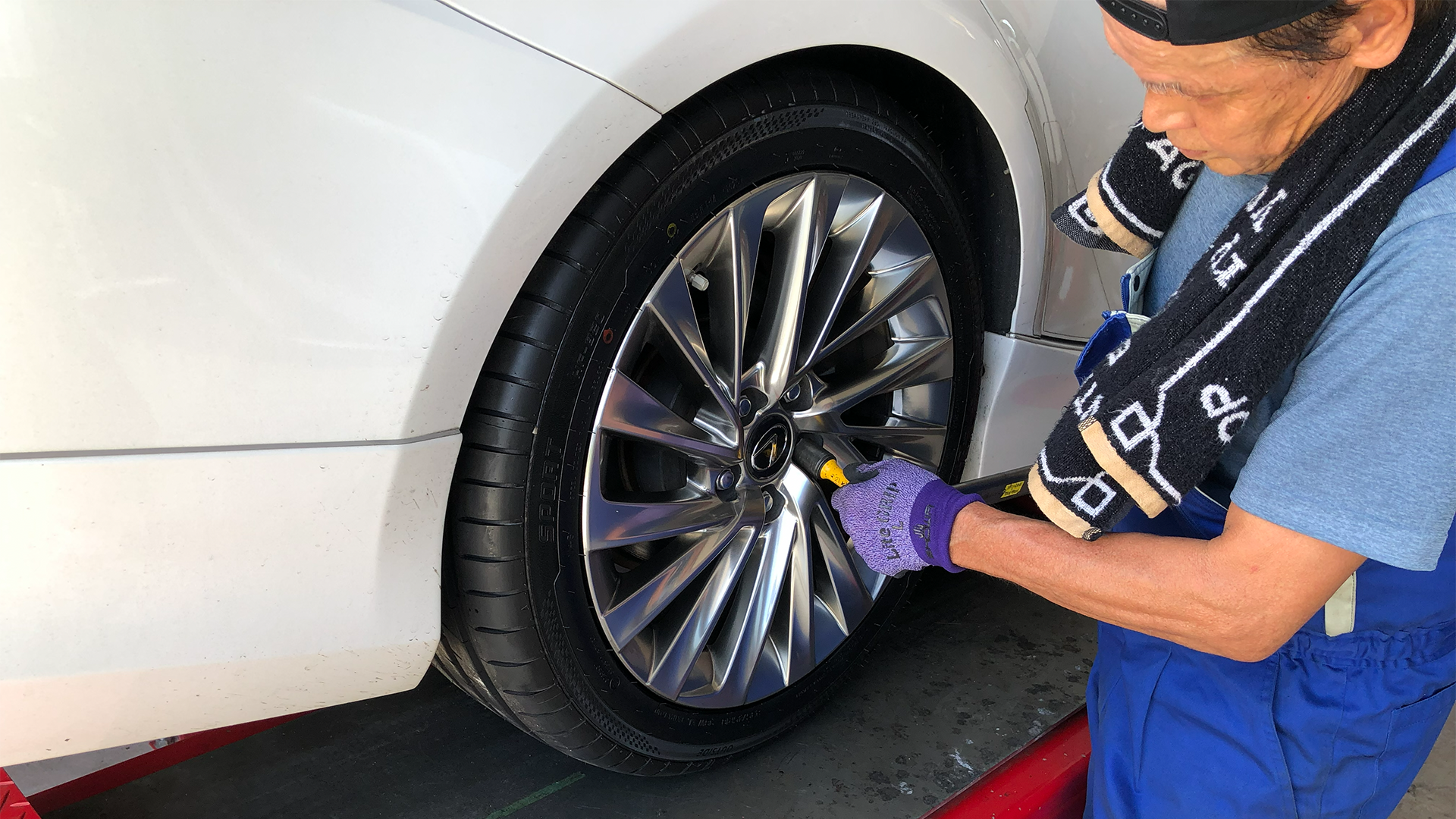 佐賀県鹿島市 井手タイヤ商会の乗用車タイヤ交換作業