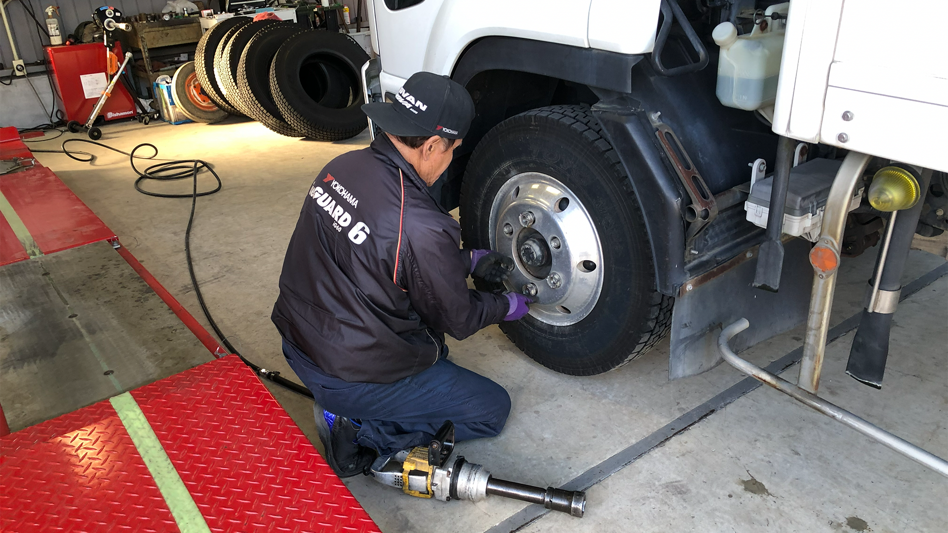 佐賀県鹿島市 井手タイヤ商会のトラックタイヤ交換作業