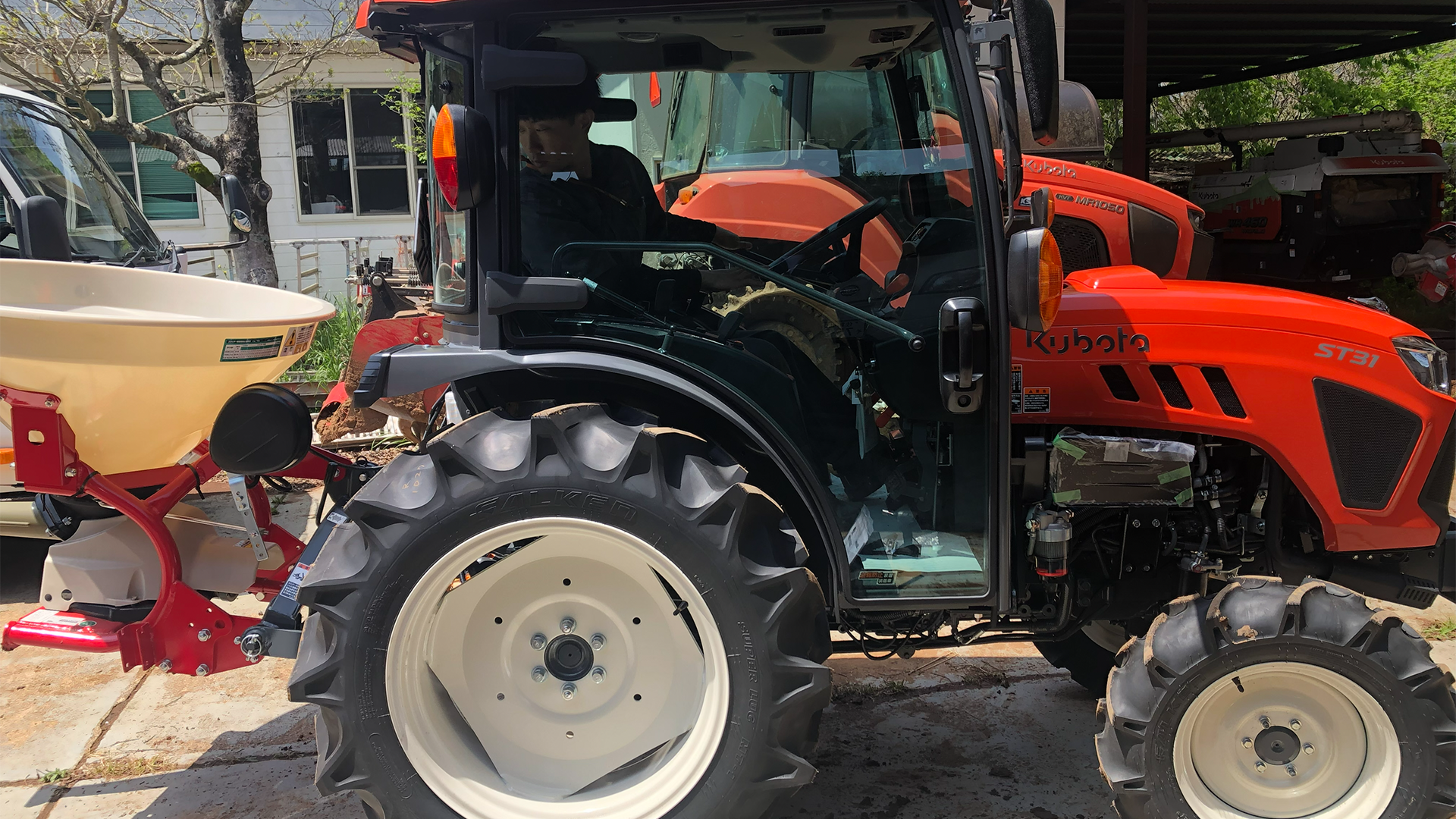 佐賀県鹿島市 井手タイヤ商会の農耕用タイヤ交換作業