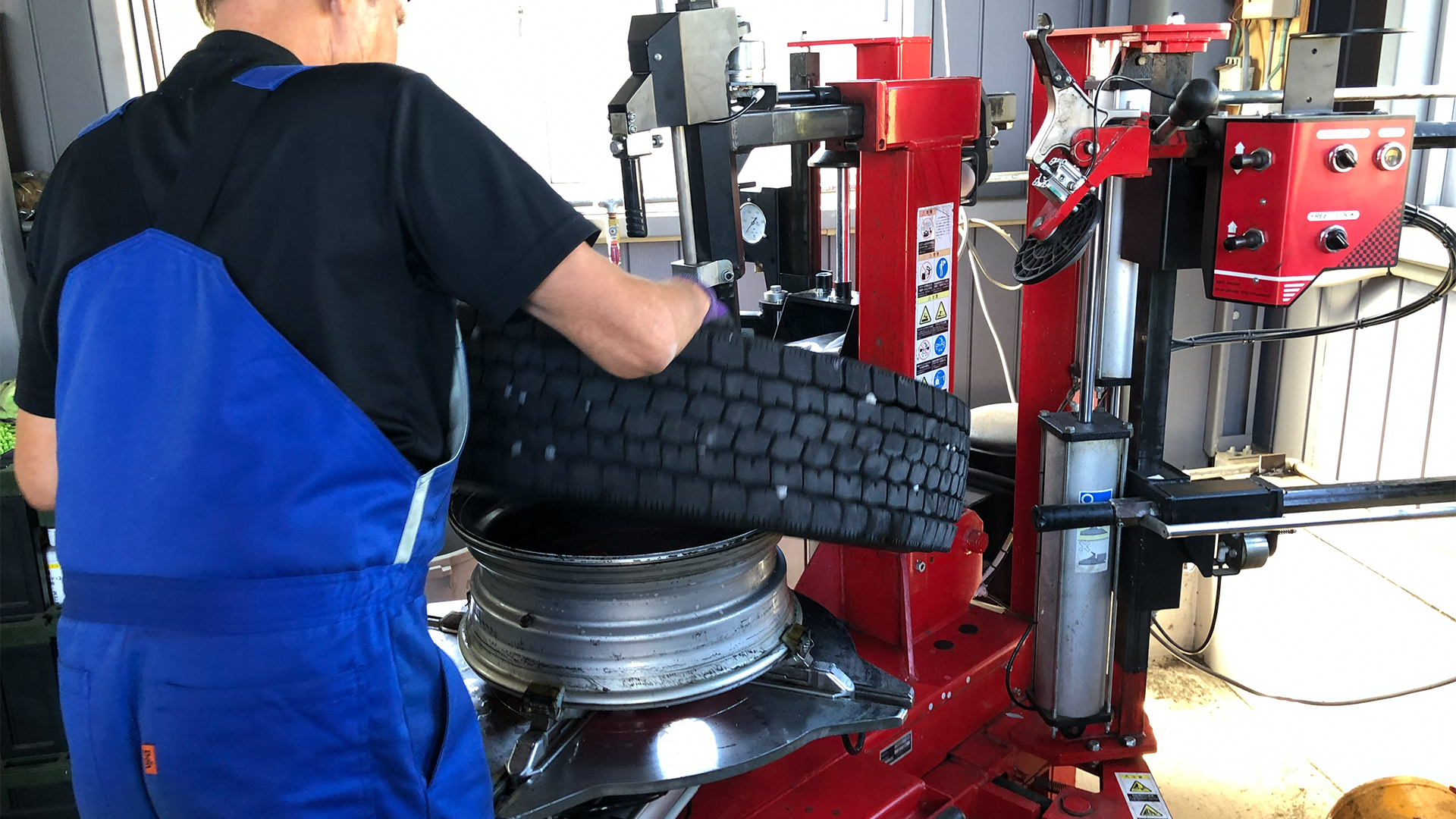 佐賀県鹿島市 井手タイヤ商会のパンク修理・オイル交換作業