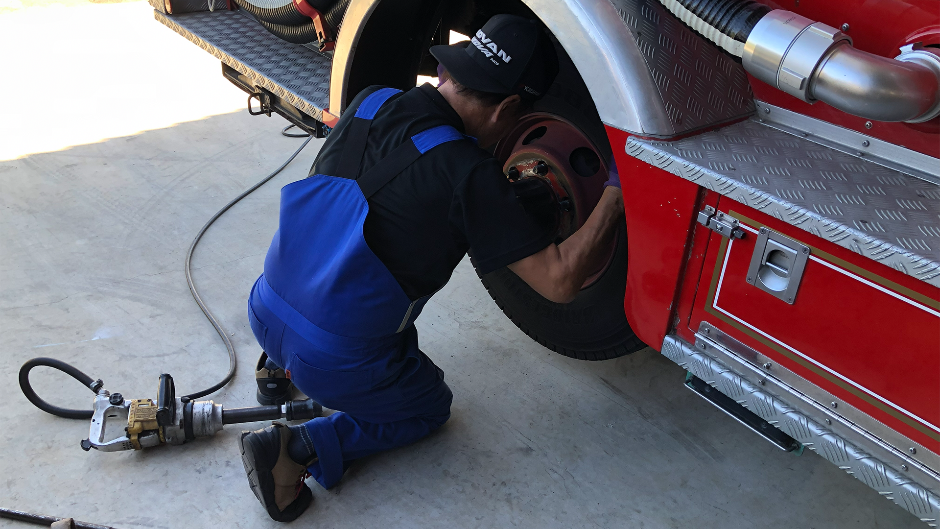 佐賀県鹿島市 井手タイヤ商会のタイヤ交換作業風景